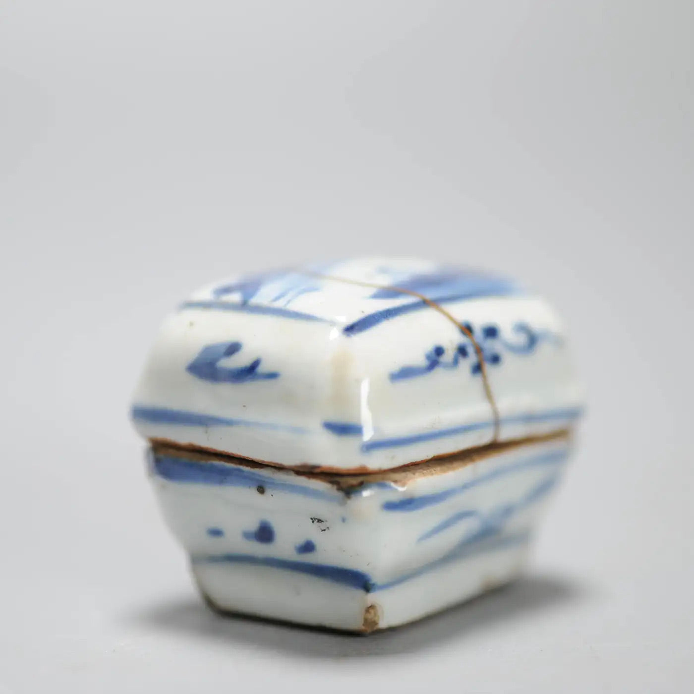 Recipiente de Incienso de Porcelana China en Forma de Cesta, Periodo Tianqi, Siglo XVII