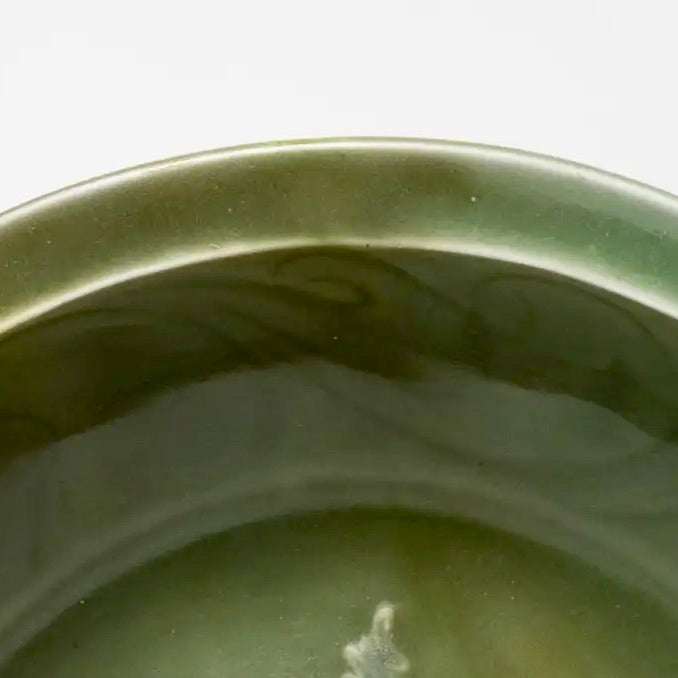 Plato Chino de Celadón Longquan con Dragón en Relieve | Siglos XII-XIV | Dinastía Yuan-Ming Temprana