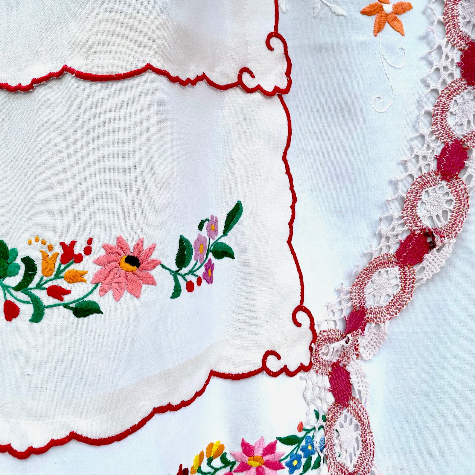 Cortina Bordada Húngara con Estampado Floral Kalocsa