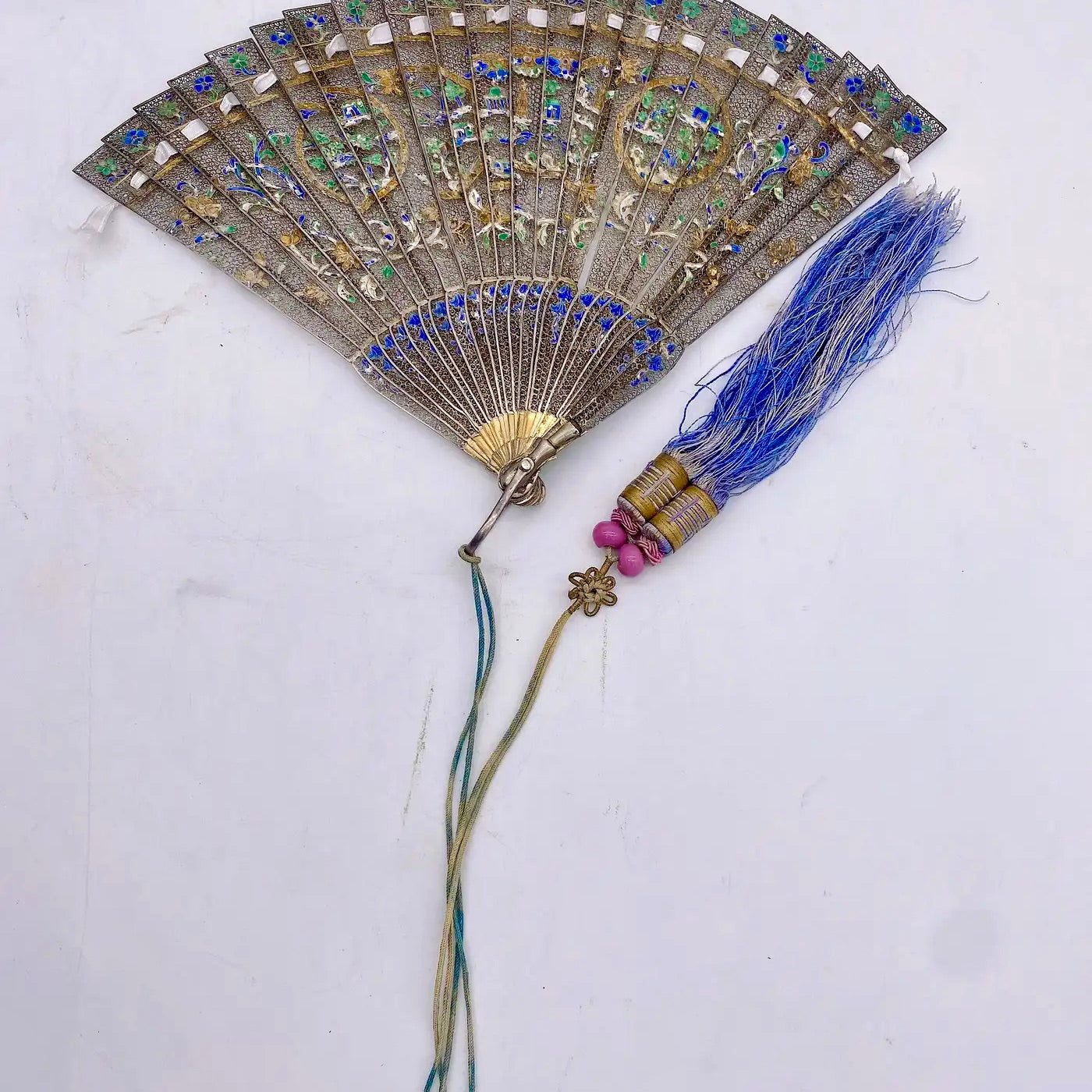 Abanico Chino de Filigrana de Plata Dorada y Esmalte | Dinastía Qing, principios del siglo XIX