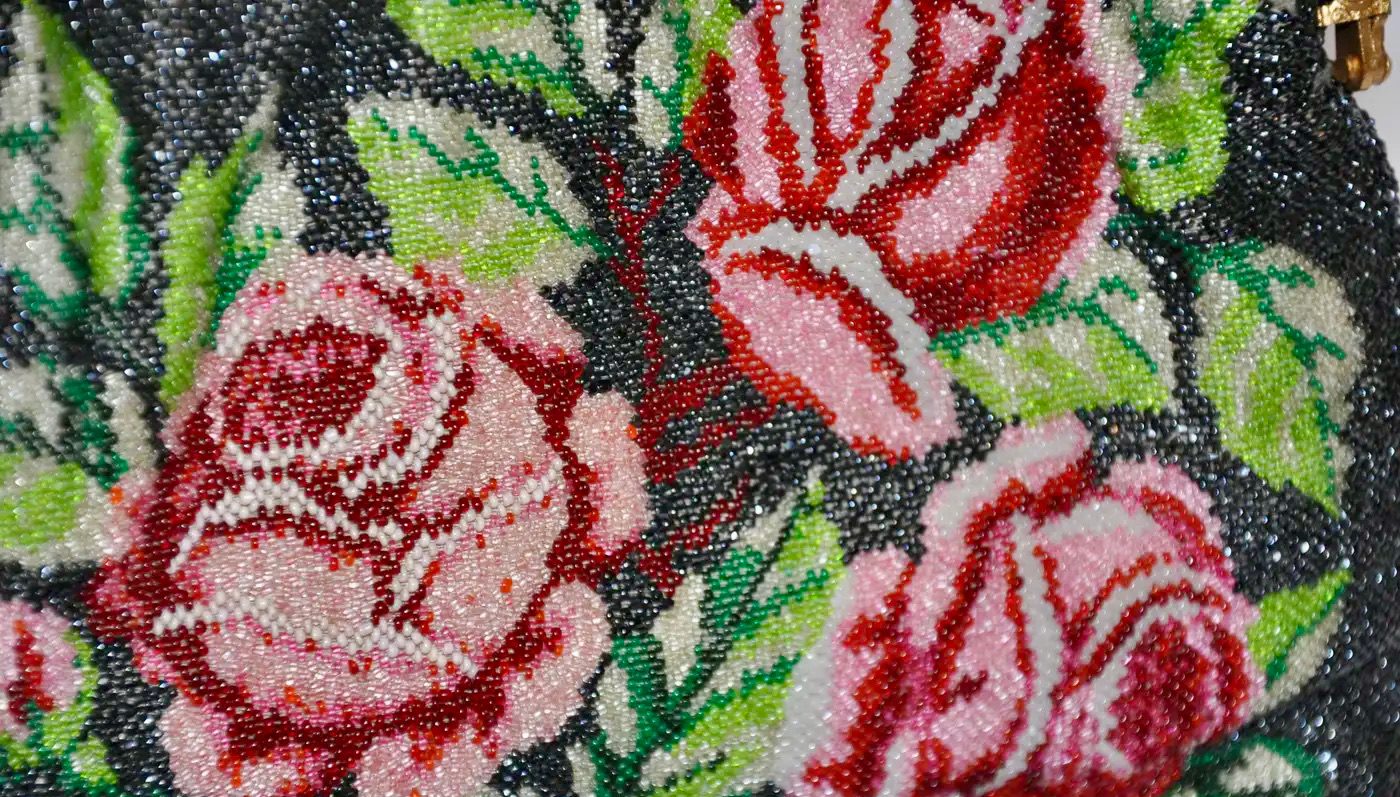 Bolso "Rosas" con Microperlas Grabado en Tono Oro Francia 1950
