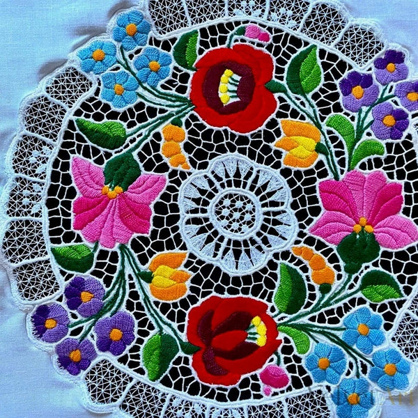 Mantel Húngaro Bordado con Patrón Floral Kalosca
