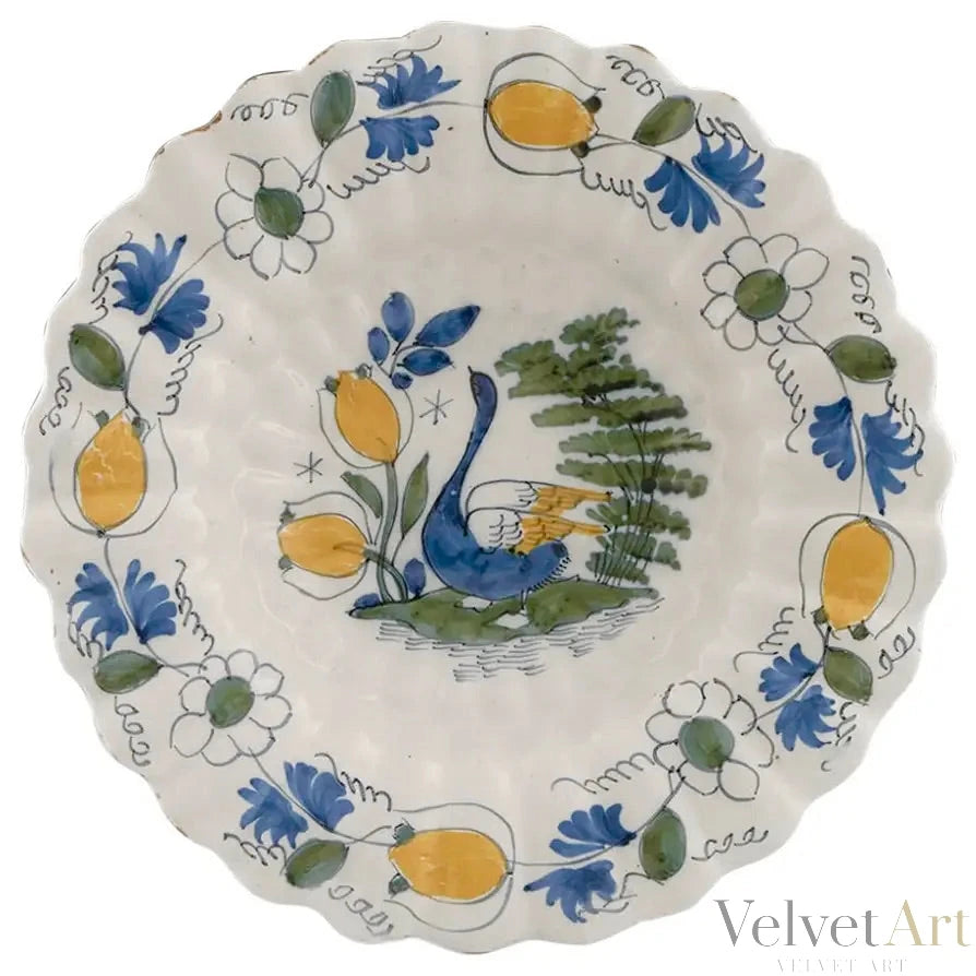 Plato Lobulado de Delft con Cisnes y Tulipanes Siglo XVII | Holanda, 1680