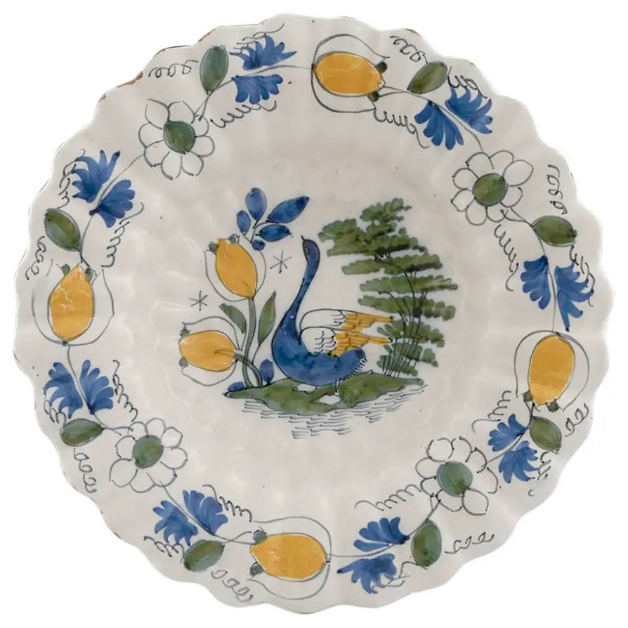 Plato Lobulado de Delft con Cisnes y Tulipanes Siglo XVII | Holanda, 1680