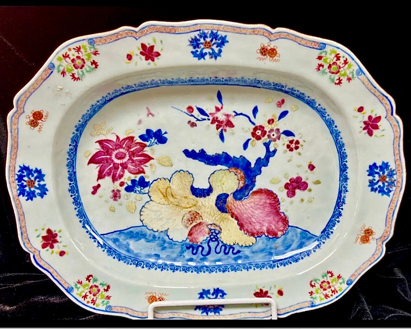 Plato de Porcelana Famille Rose del Siglo XVIII