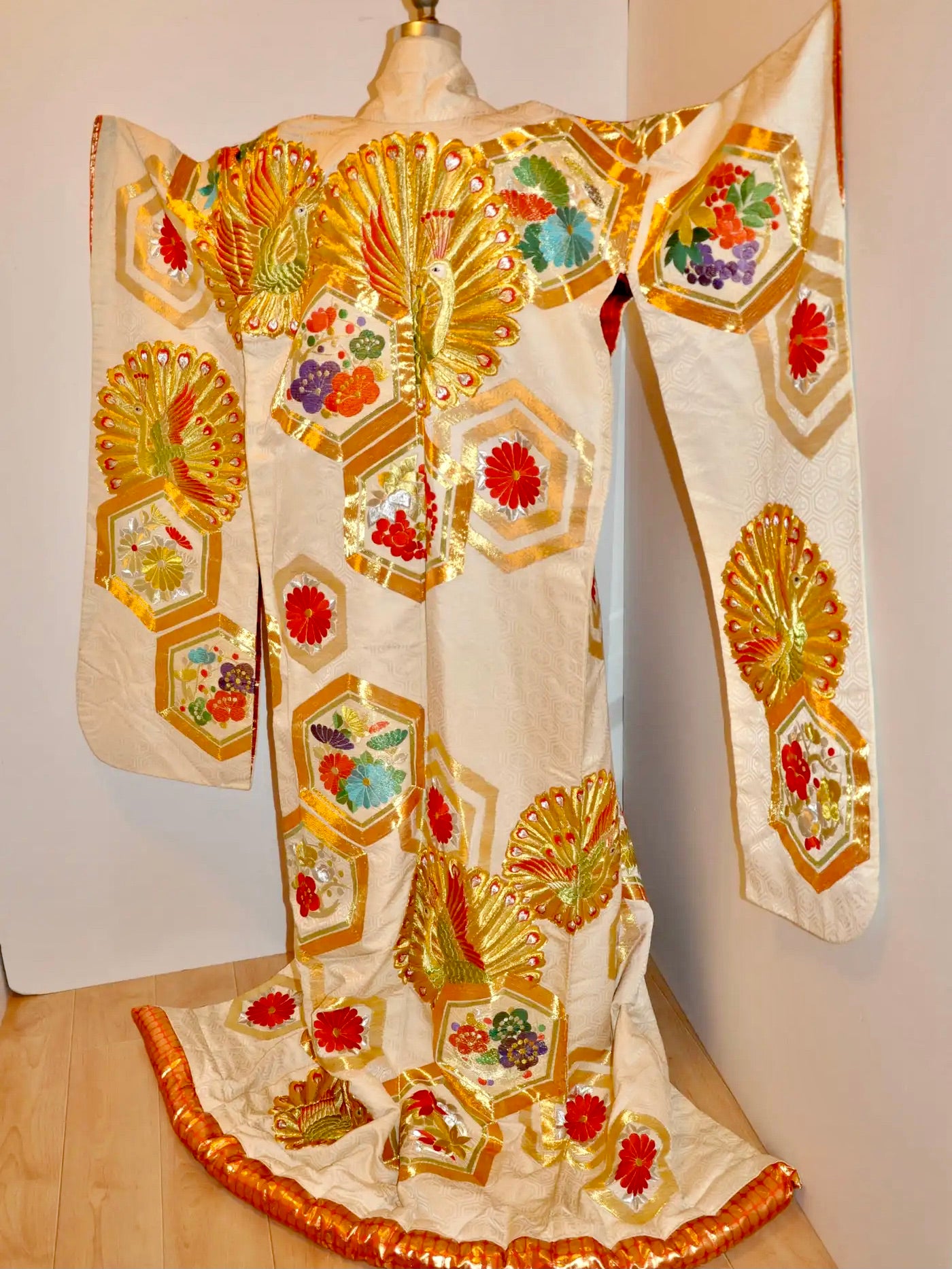 Kimono Ceremonial Japonés de Seda Bordada con Pavos Reales | Siglo XIX