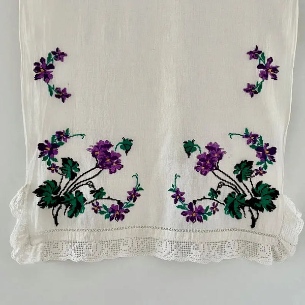 Toalla Flores Moradas Punto de Cruz. Rumanía, 1950
