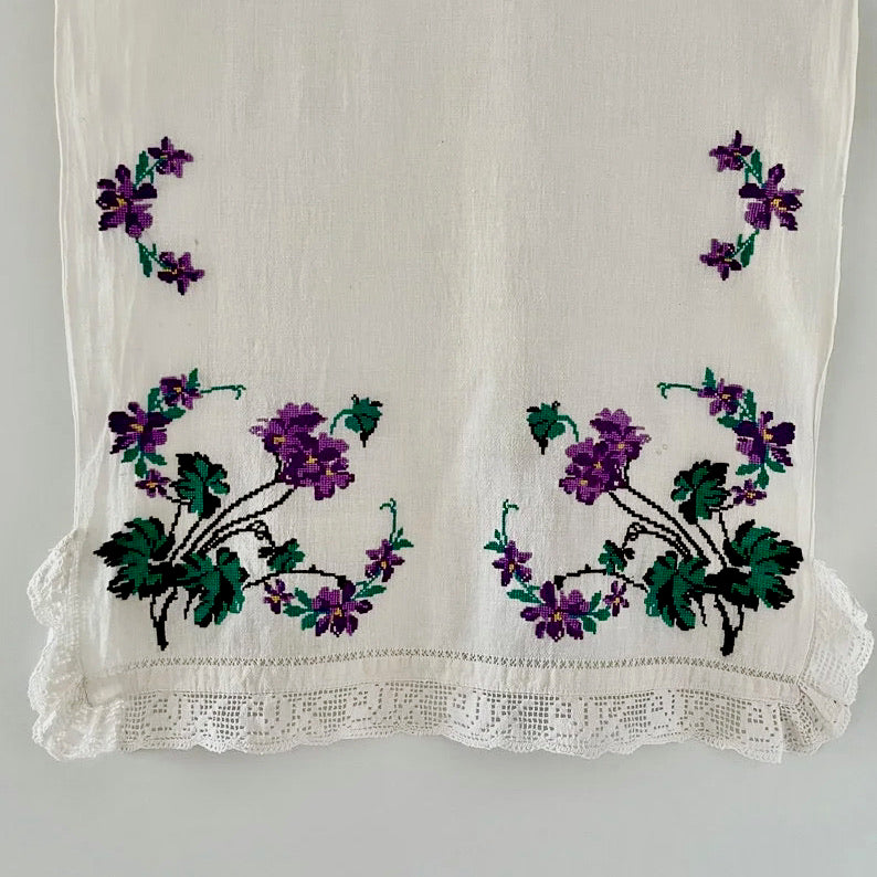 Toalla Flores Moradas Punto de Cruz. Rumanía, 1950