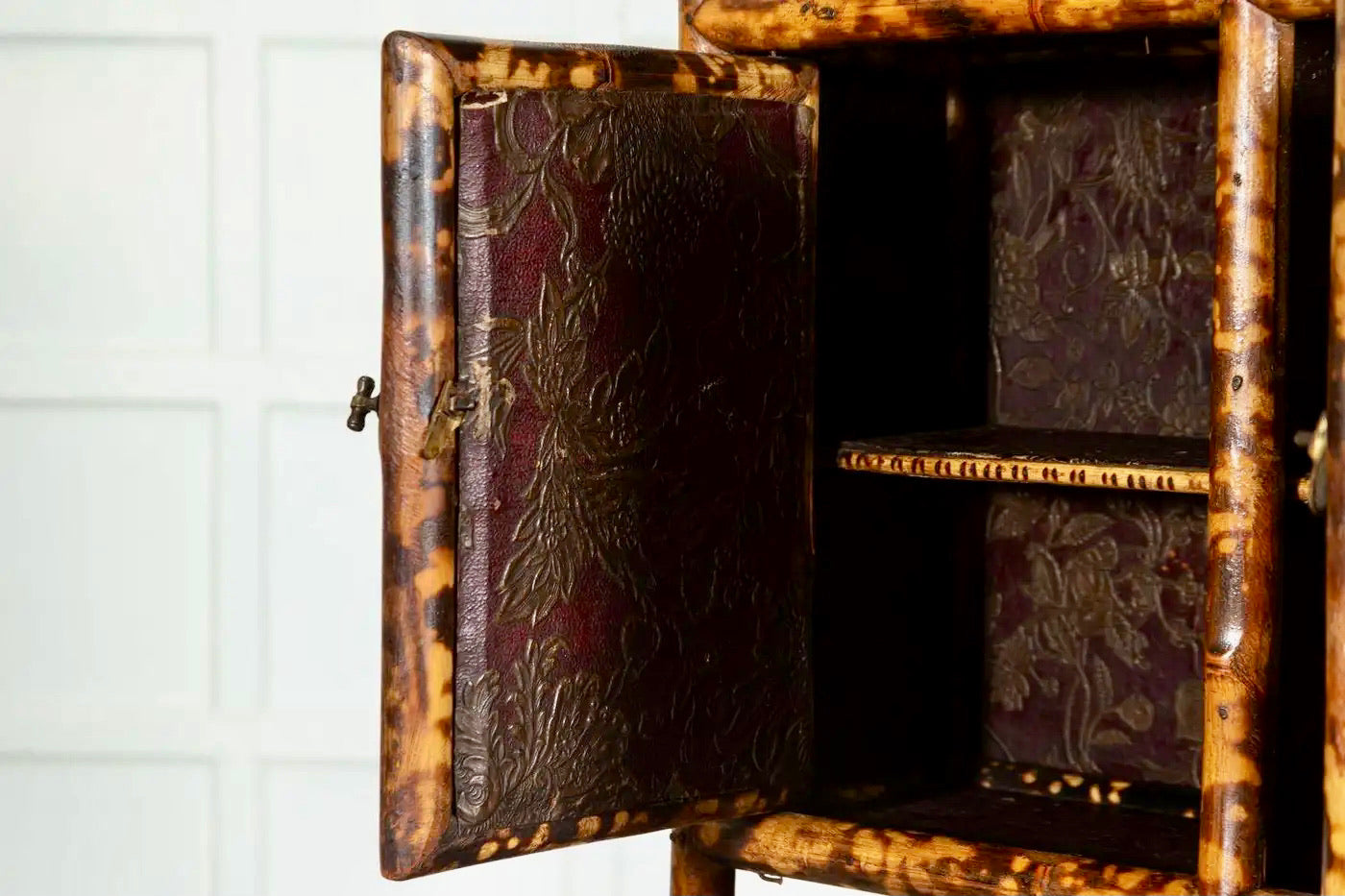 Gabinete esmaltado de bambú inglés, 1880