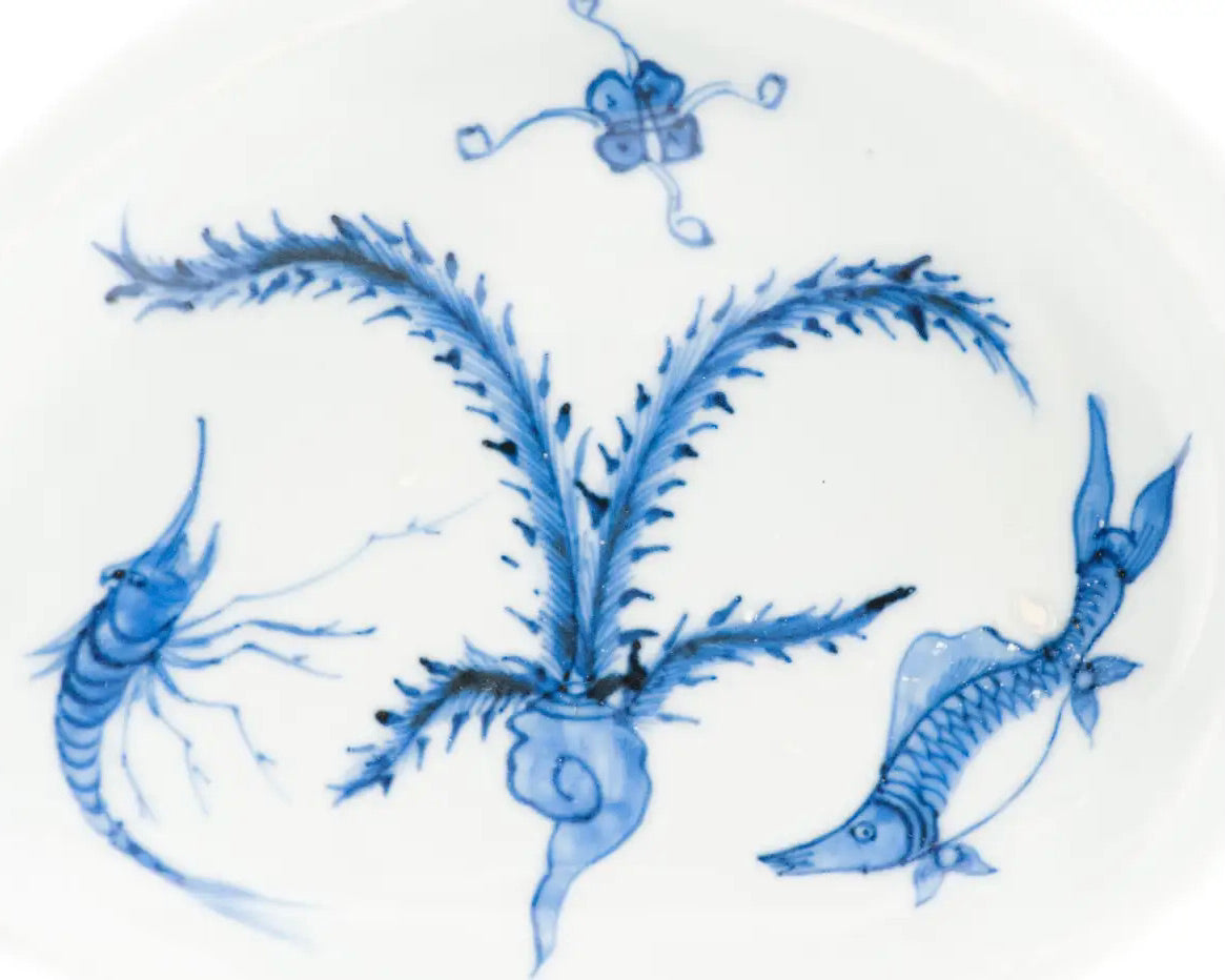 Plato Kosometsuke Azul y Blanco con Diseño de Pez y Camarón | Porcelana Ming del Siglo XVII