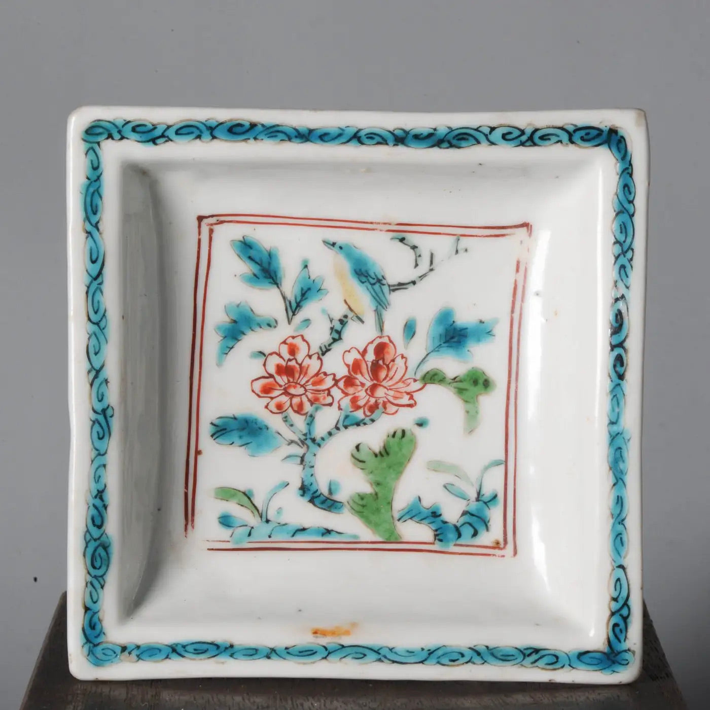 Fuente Cuadrada de Porcelana Jingdezhen, Periodo Ming, Siglo XVII