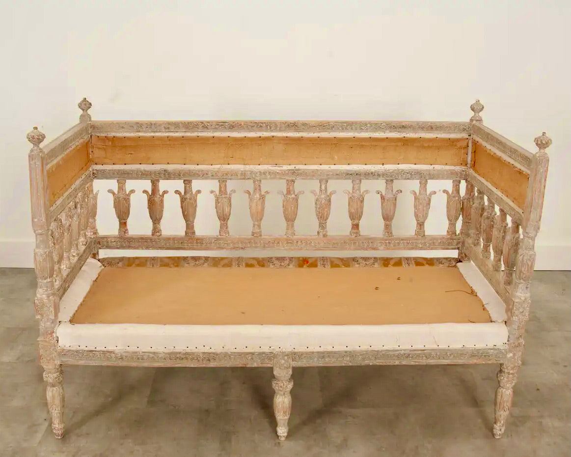 Sofá Gustaviano Pintado del Siglo XVIII