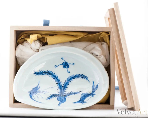 Plato Kosometsuke Azul y Blanco con Diseño de Pez y Camarón | Porcelana Ming del Siglo XVII