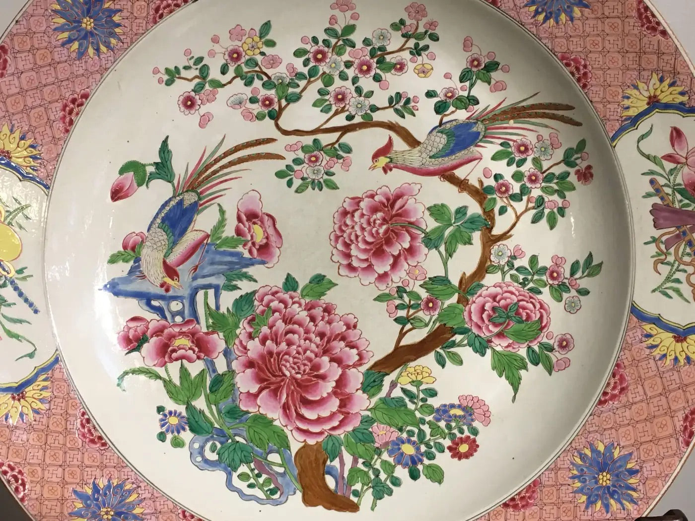 Plato de Porcelana Esmaltada Famille Rose, 1900