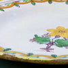 Plato en cerámica de Manises con flor y cenefa