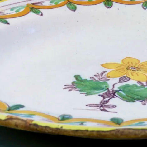 Plato en cerámica de Manises con flor y cenefa