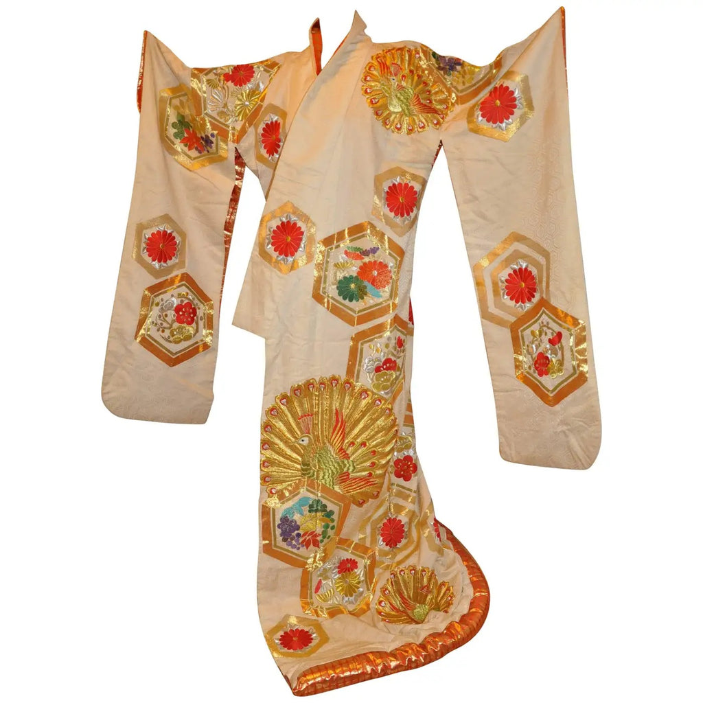 Kimono Ceremonial Japonés de Seda Bordada con Pavos Reales | Siglo XIX