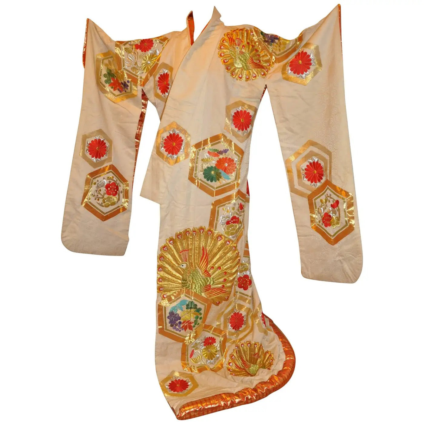 Kimono Ceremonial Japonés de Seda Bordada con Pavos Reales | Siglo XIX