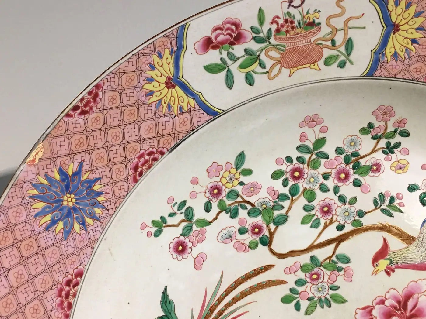 Plato de Porcelana Esmaltada Famille Rose, 1900