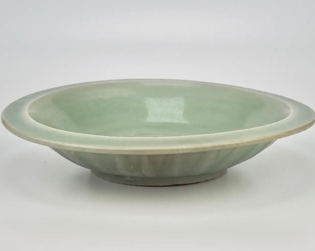 Plato de Celadón Longquan con “Peces Gemelos” | Cerámica Song-Yuan