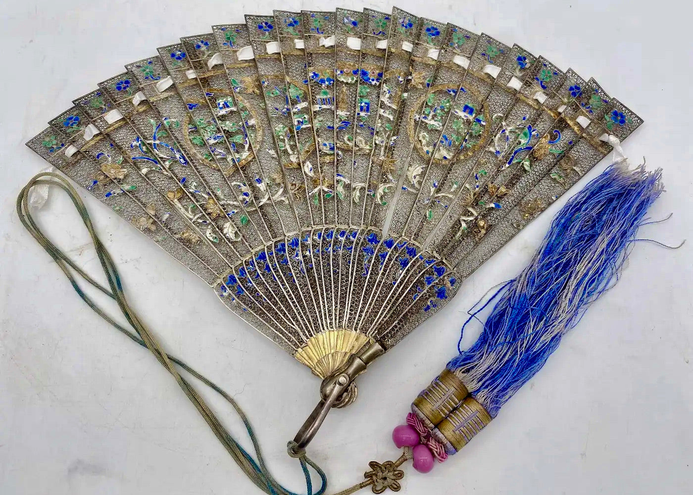 Abanico Chino de Filigrana de Plata Dorada y Esmalte | Dinastía Qing, principios del siglo XIX