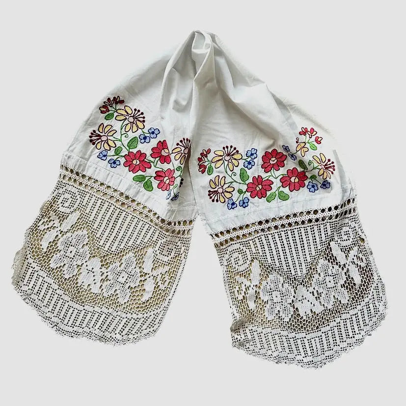 Toalla de Rumanía con Bordados y Encaje Hechos a Mano, 1970