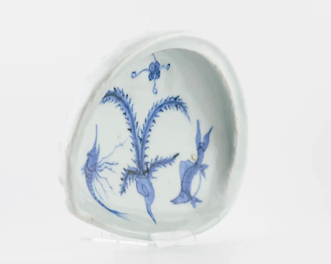 Plato Kosometsuke Azul y Blanco con Diseño de Pez y Camarón | Porcelana Ming del Siglo XVII