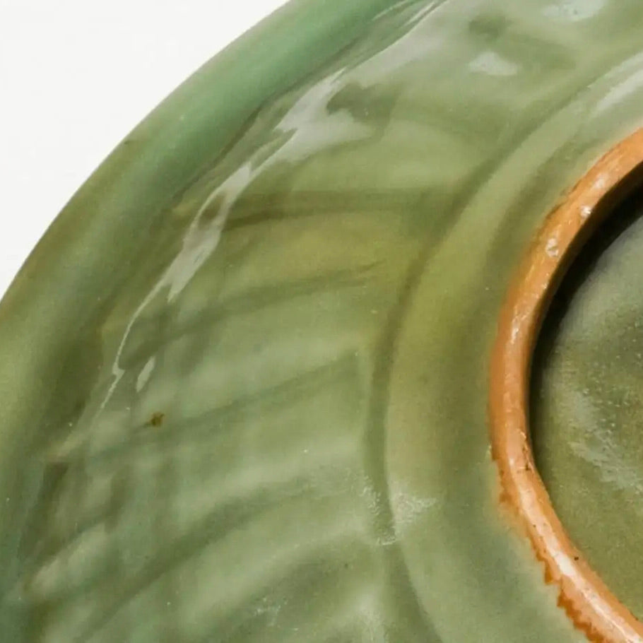 Plato Chino de Celadón Longquan con Dragón en Relieve | Siglos XII-XIV | Dinastía Yuan-Ming Temprana