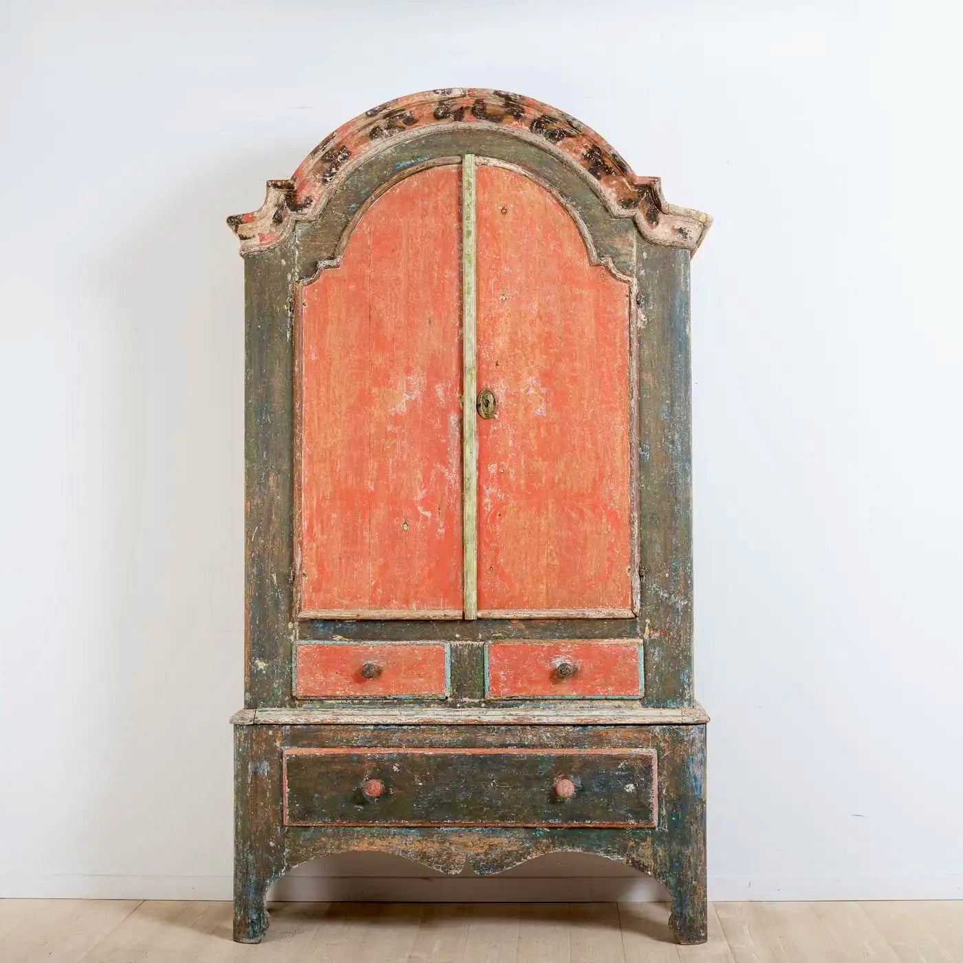 Gabinete rococó sueco de pintura original de 1780