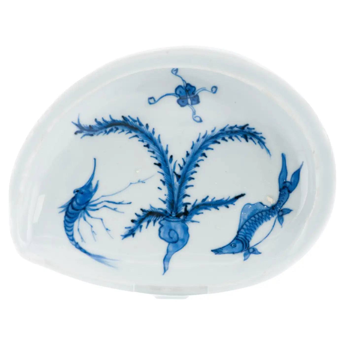 Plato Kosometsuke Azul y Blanco con Diseño de Pez y Camarón | Porcelana Ming del Siglo XVII