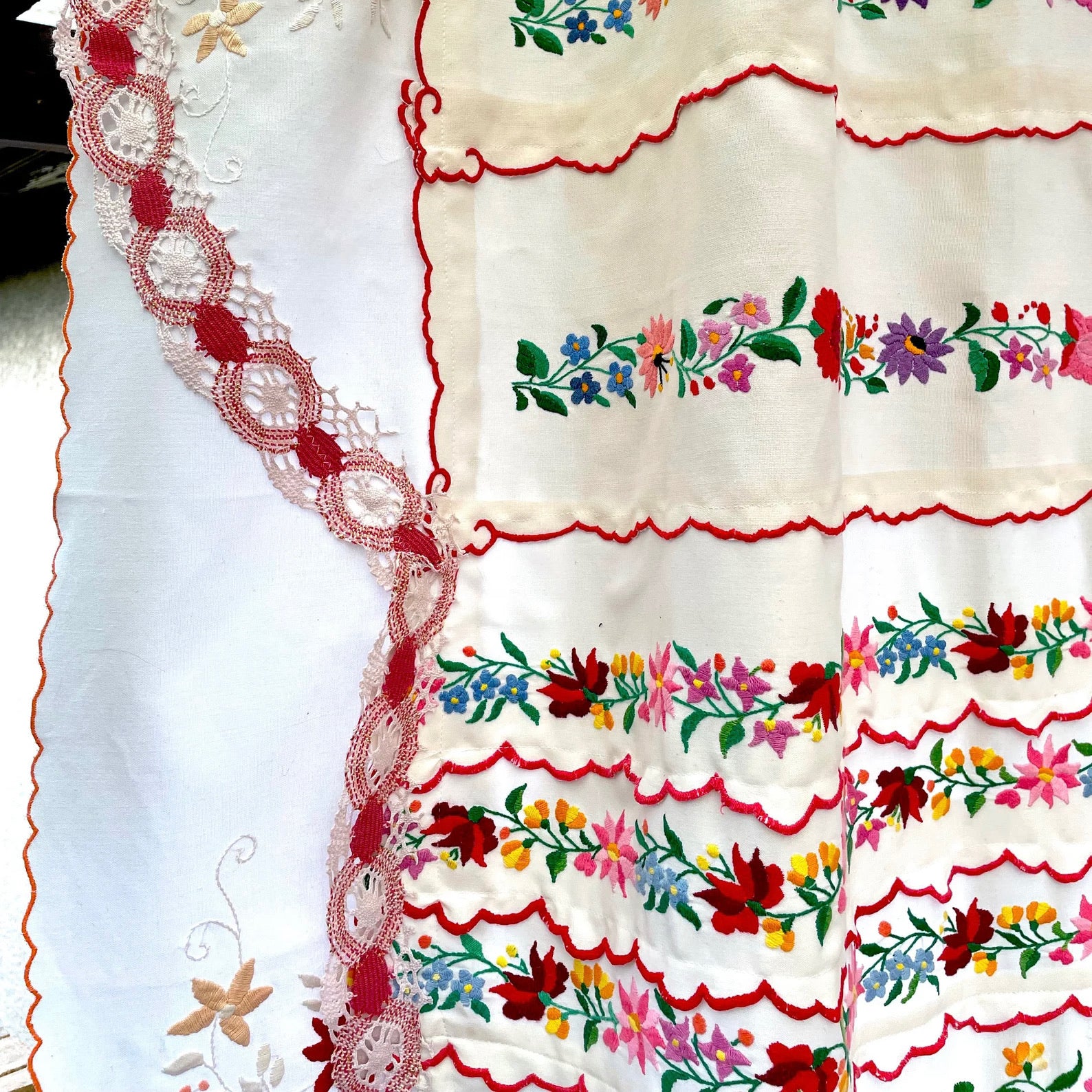 Cortina Bordada Húngara con Estampado Floral Kalocsa
