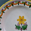 Plato en cerámica de Manises con flor y cenefa