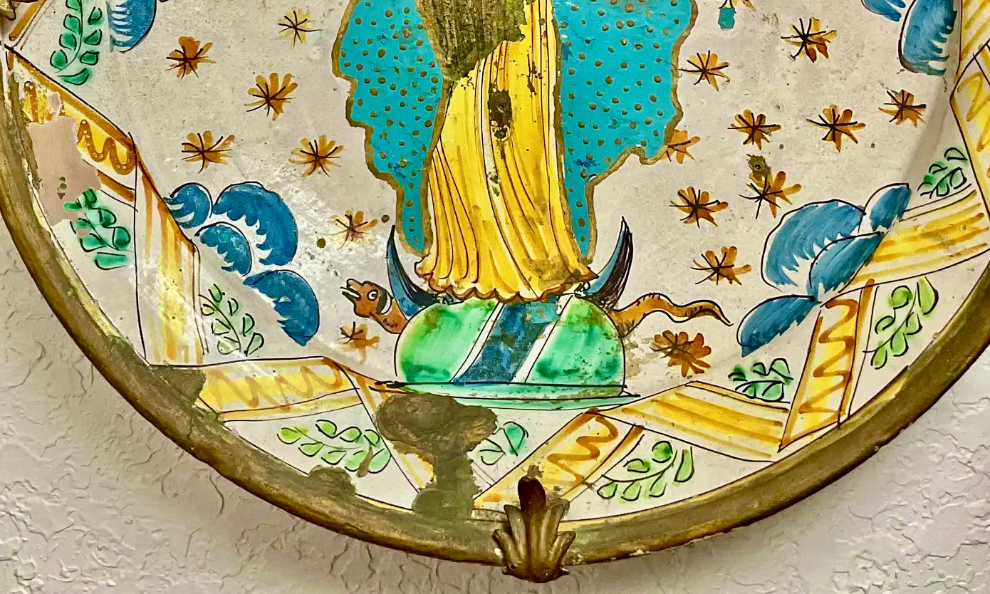 Plato Italiano de Mayólica Esmaltada con Representación de la Virgen – Siglo XVIII