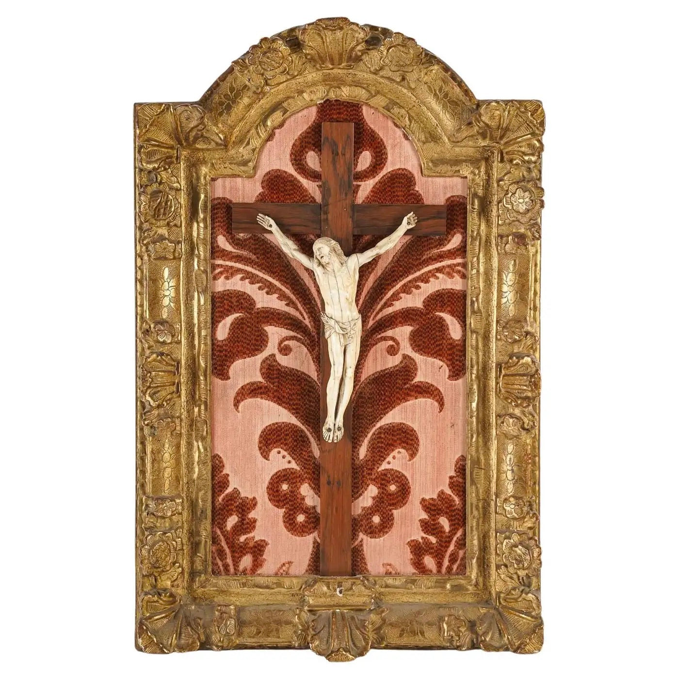 Cristo Tallado sobre Cruz de Madera con Marco Dorado al Estilo Luis XVI del Siglo XVIII