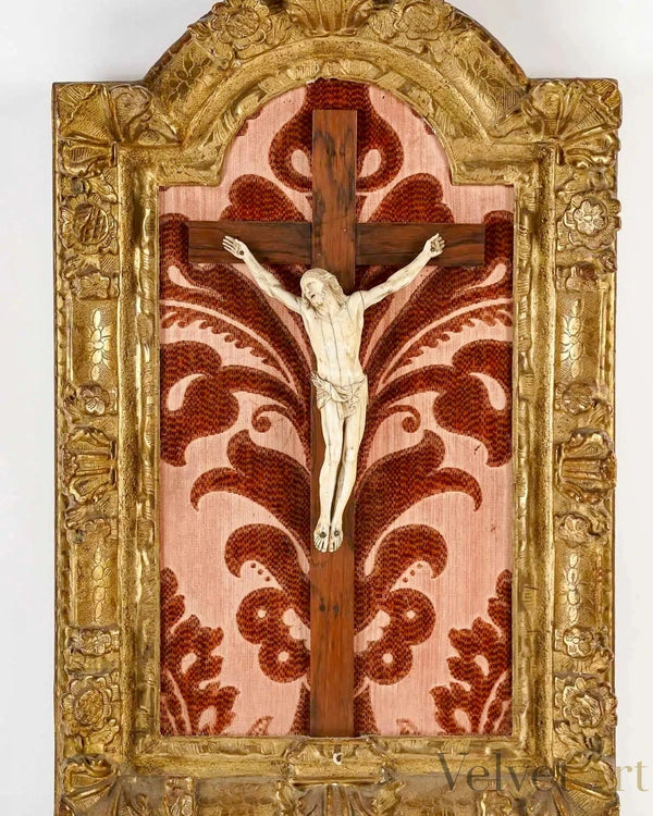 Cristo Tallado sobre Cruz de Madera con Marco Dorado al Estilo Luis XVI del Siglo XVIII