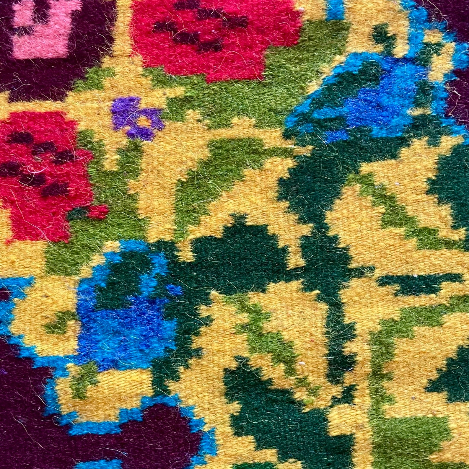 Alfombra Rumana Tejida a Mano en Transilvania en los Años 50