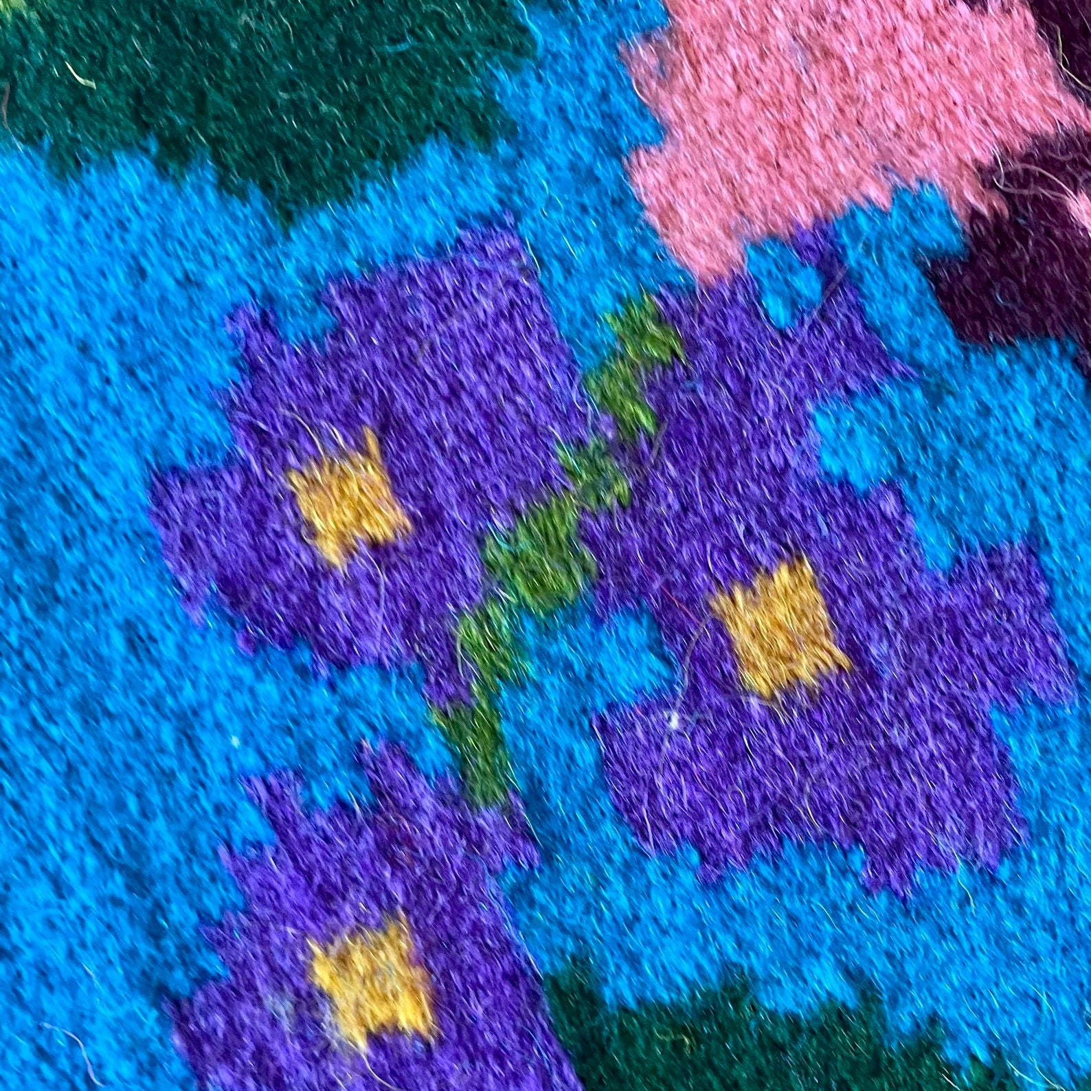 Alfombra Rumana Tejida a Mano en Transilvania en los Años 50