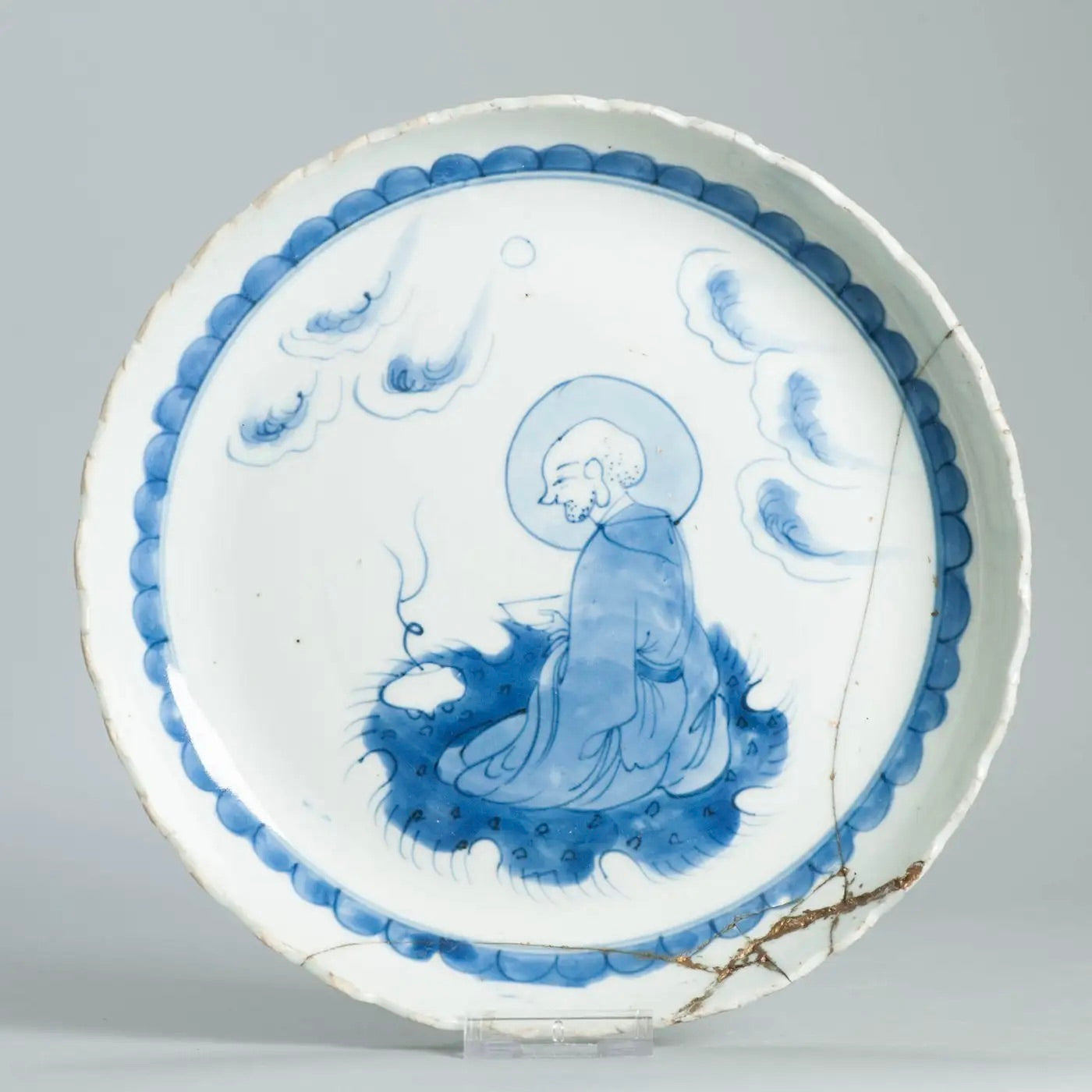 Plato Hondo de Porcelana China con Luohan en Nube, Siglo XVII