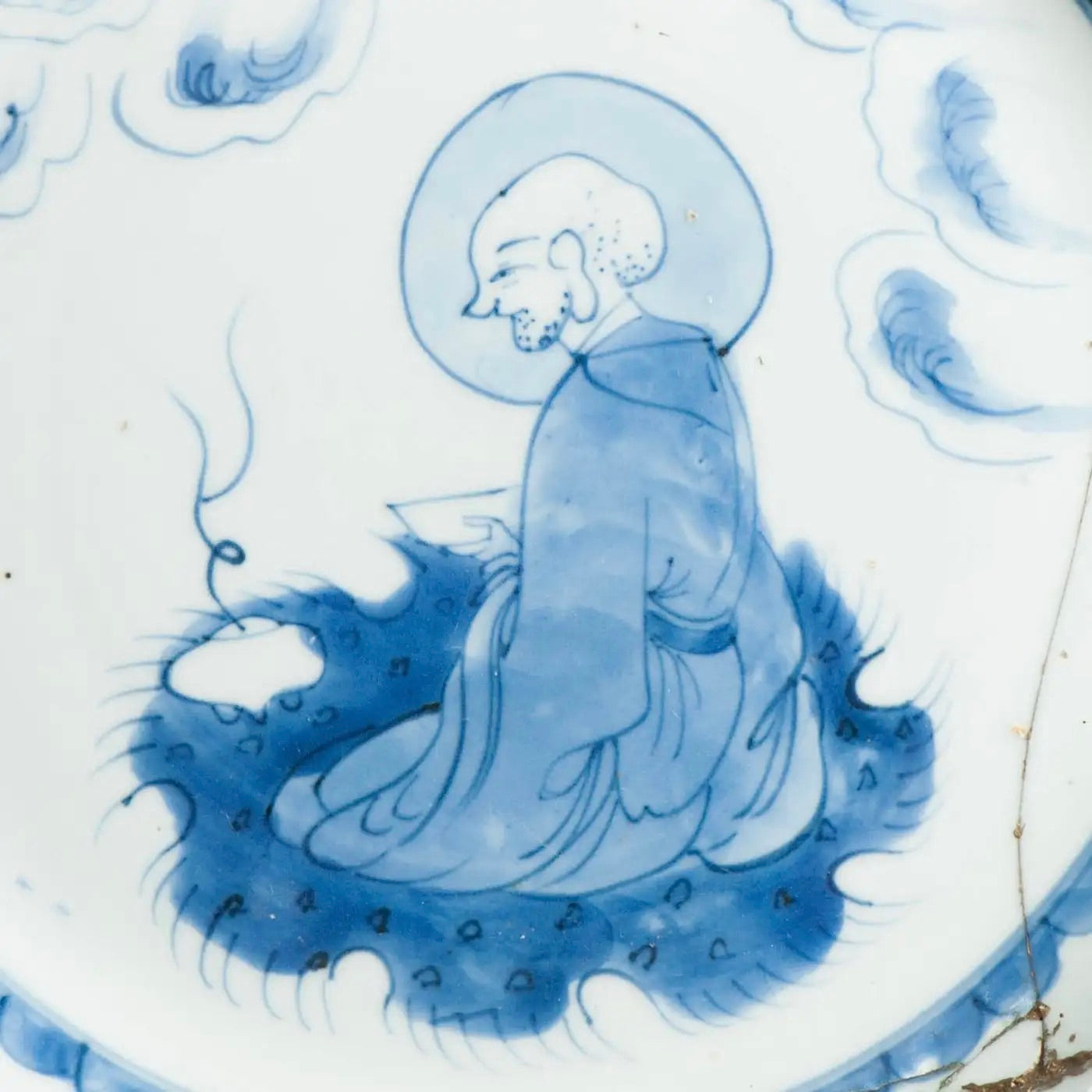 Plato Hondo de Porcelana China con Luohan en Nube, Siglo XVII