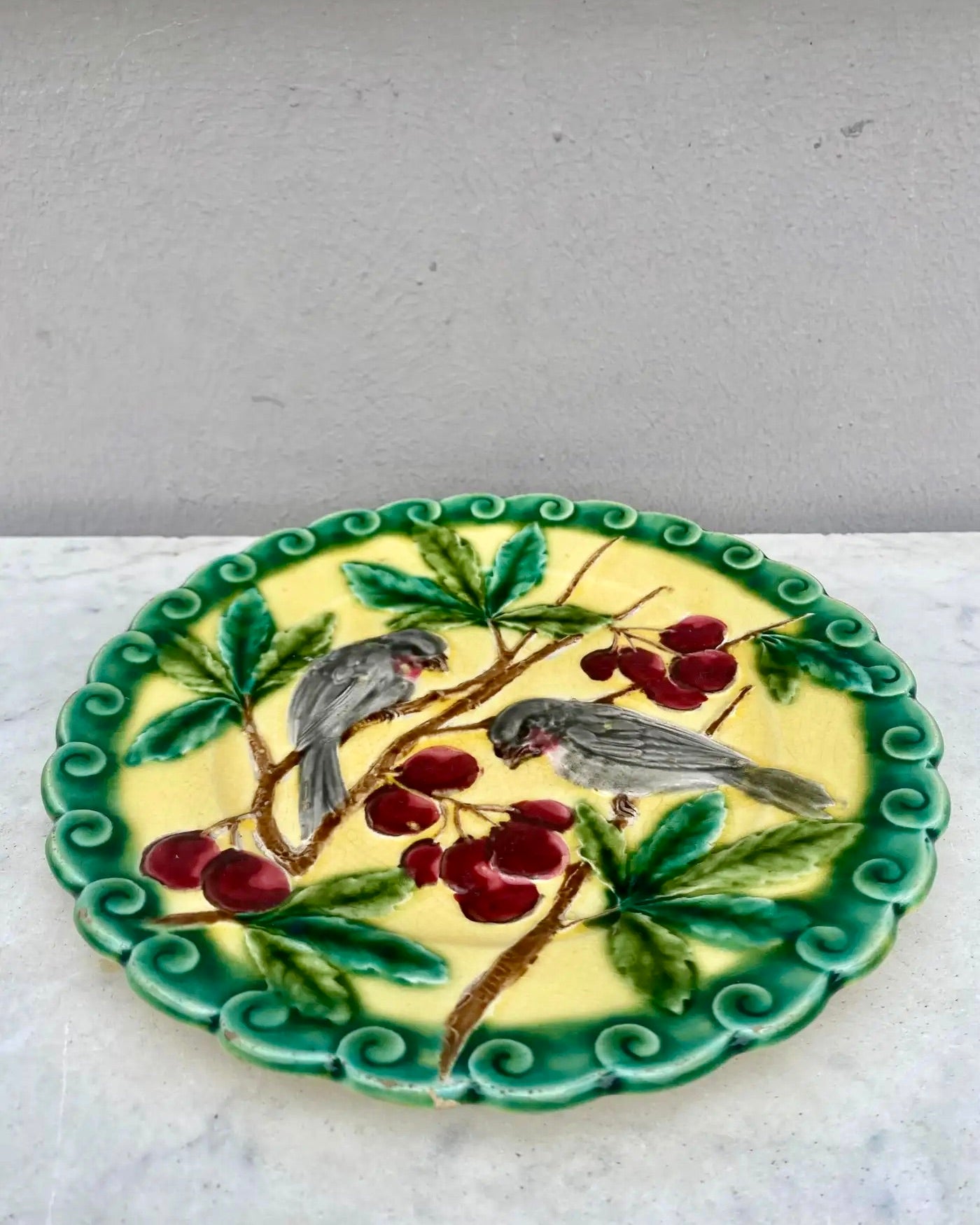 Plato de Mayólica Francesa Sarreguemines con Pájaros y Cerezas, 1880