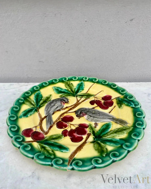 Plato de Mayólica Francesa Sarreguemines con Pájaros y Cerezas, 1880