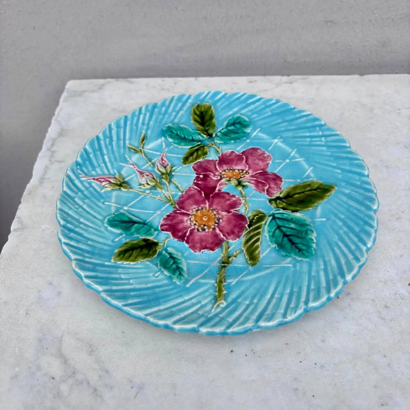 Plato de Mayólica Francesa Aguamarina Rosa Silvestre Sarreguemines de 1890