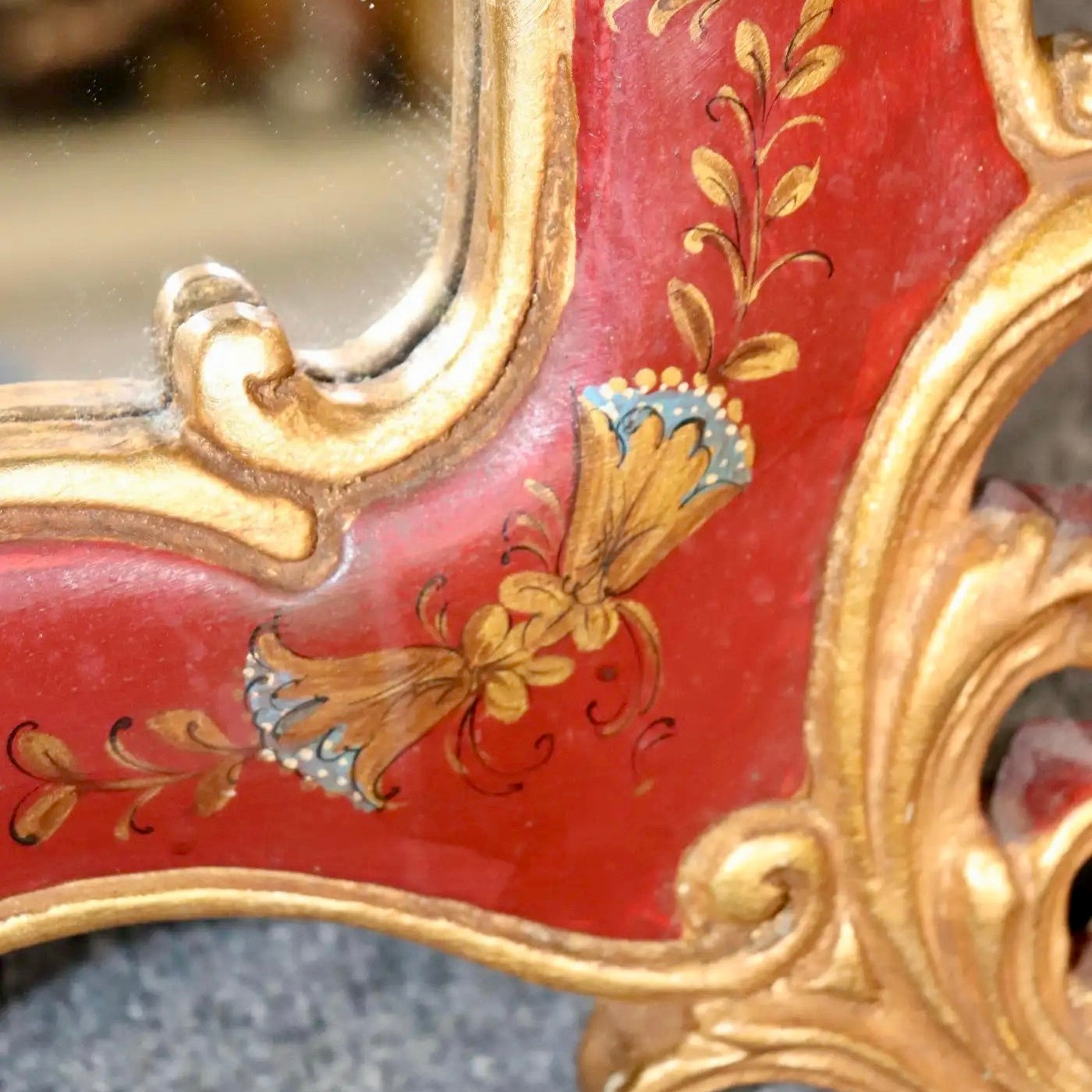 Espejo Rojo Chinoiserie Tallado en Dorado de 1950