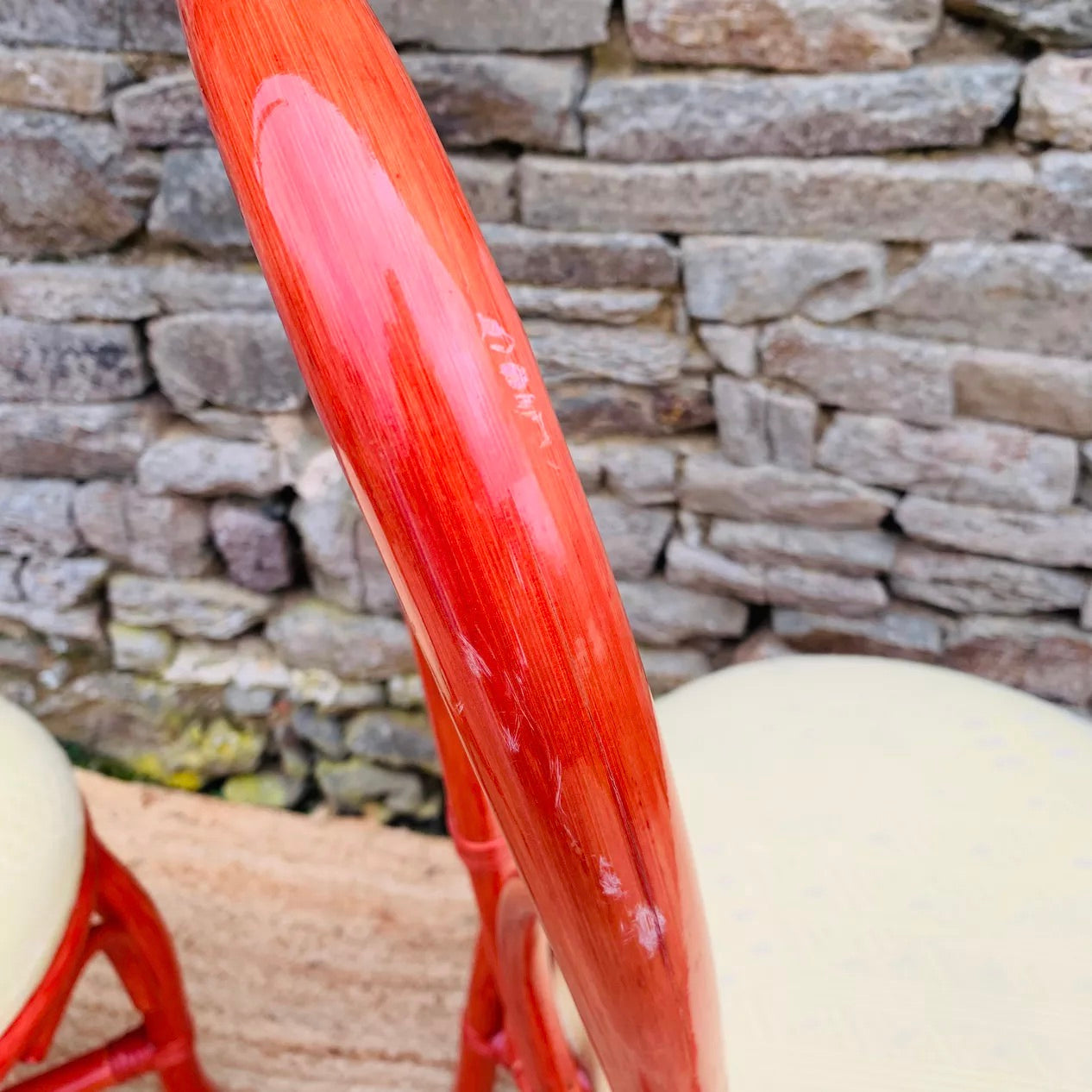 Sillas de Ratán Rojo con Tapizado Geométrico