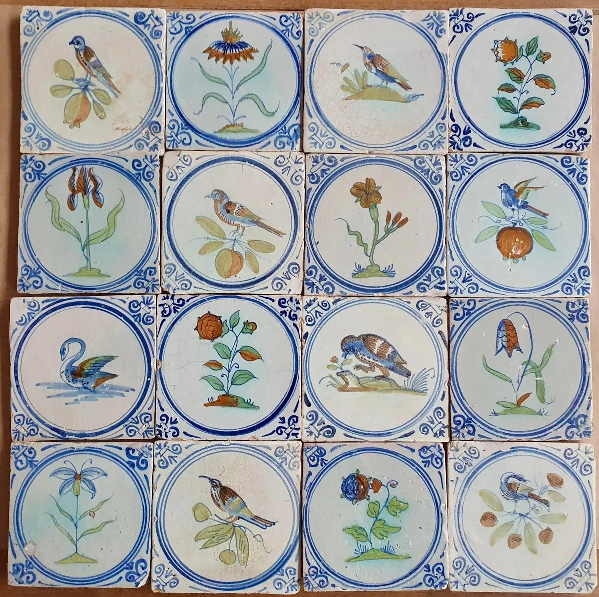 16 Azulejos Delft Holandeses Policromados, con Flores y Pájaros | Siglo XVIII-XIX