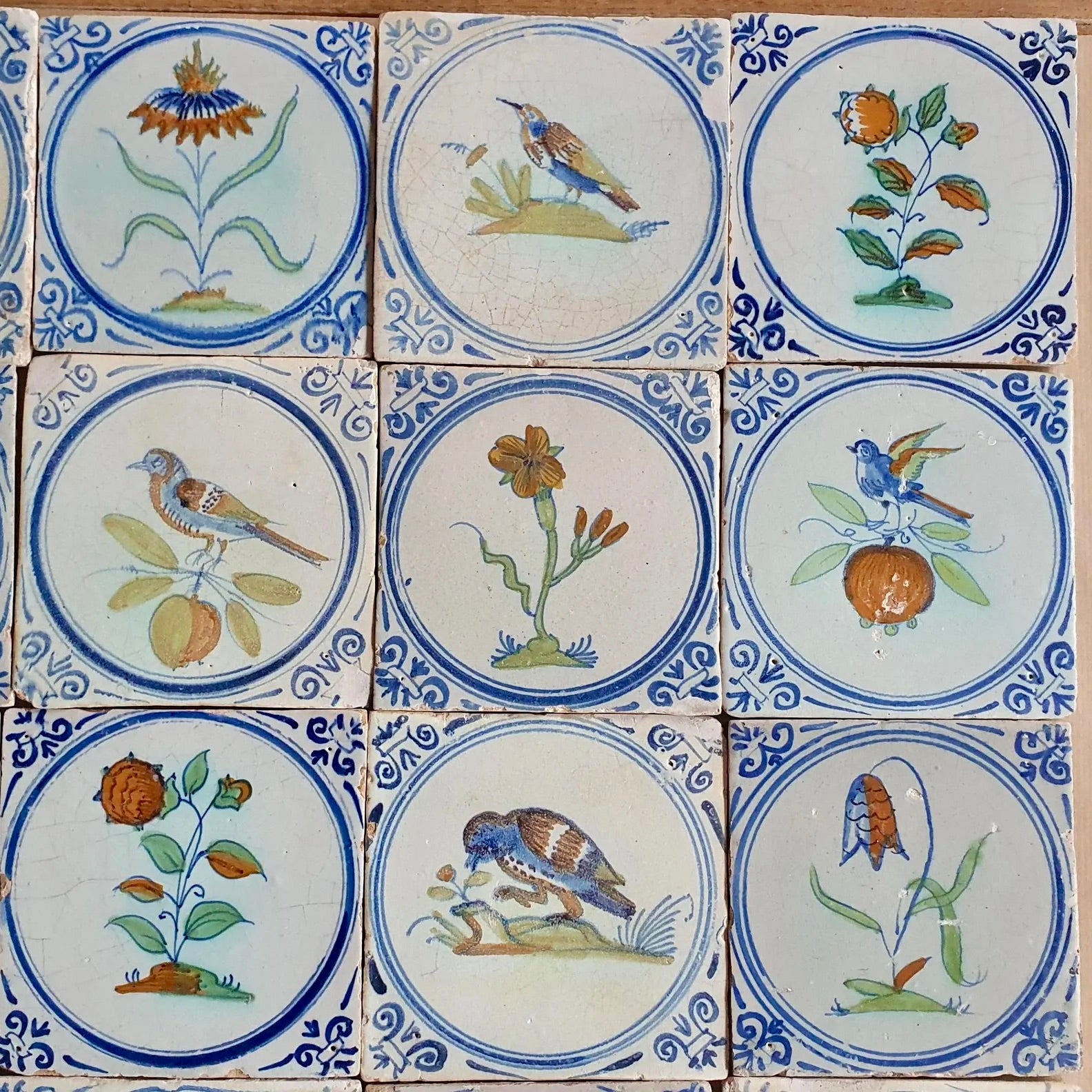 16 Azulejos Delft Holandeses Policromados, con Flores y Pájaros | Siglo XVIII-XIX