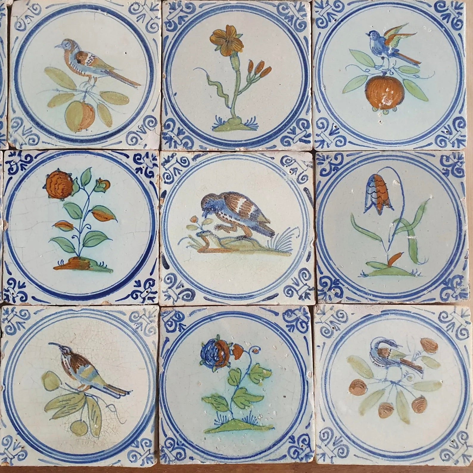 16 Azulejos Delft Holandeses Policromados, con Flores y Pájaros | Siglo XVIII-XIX