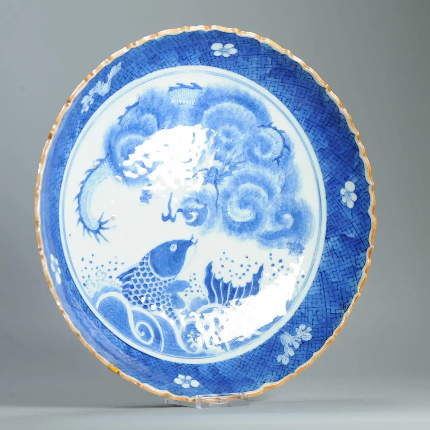 Plato de Porcelana China Qing, Siglo XVIII | La Leyenda del Pez y el Dragón