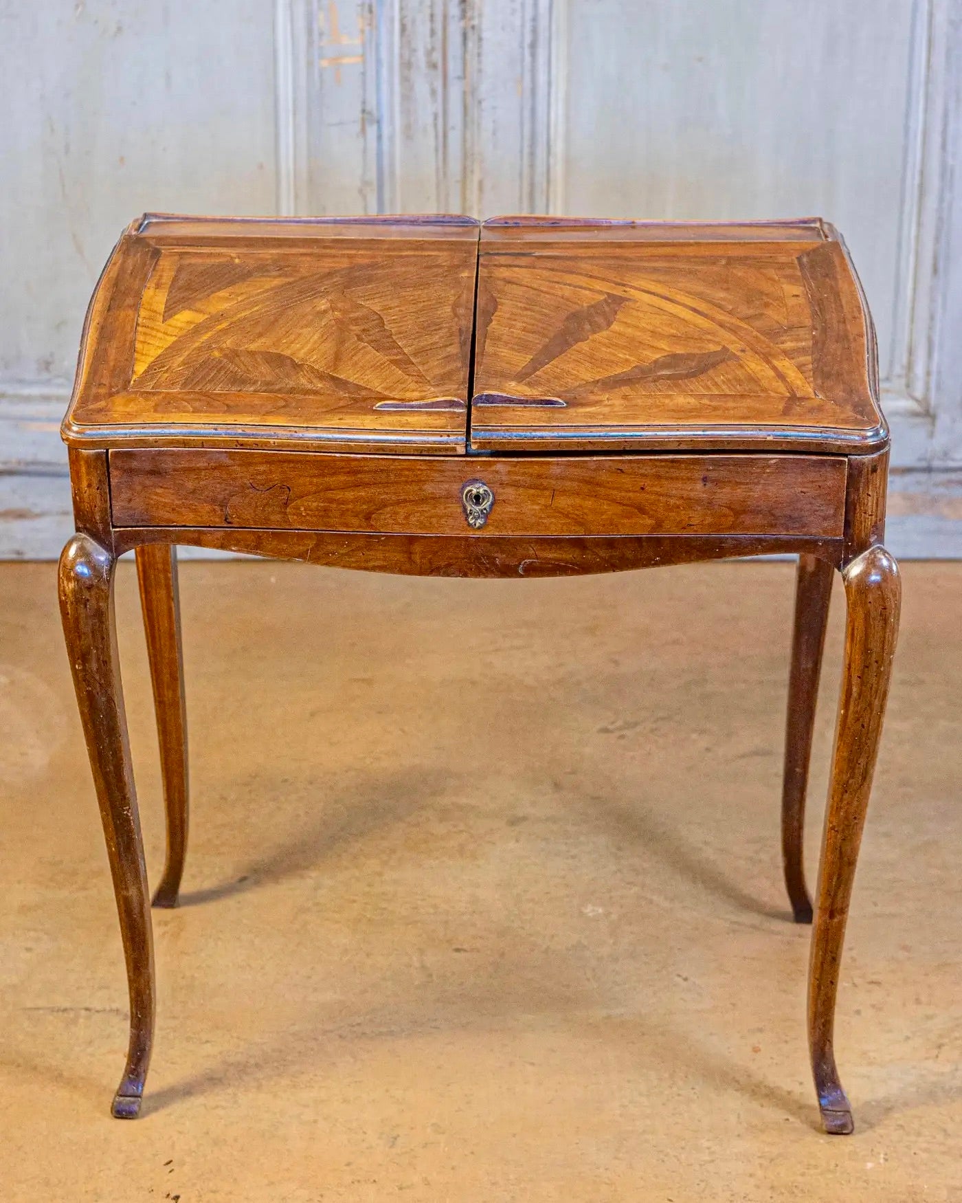 Escritorio de Nogal Estilo Luis XV para Mujer | Francia, 1810