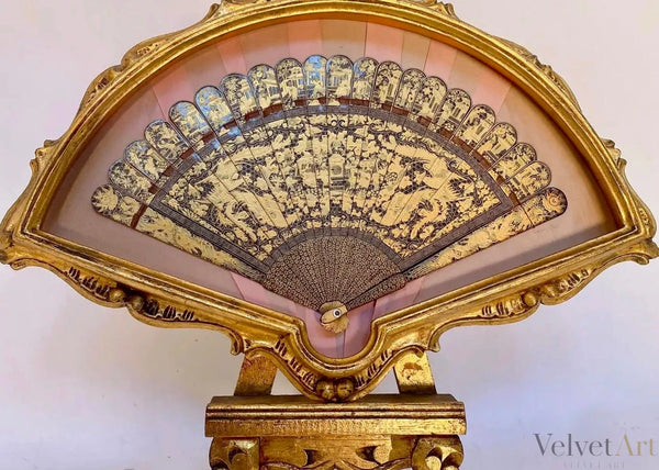 Abanico Chino de Laca Dorada | Escena de las “Cien Caras” | Dinastía Qing, 1830–1839